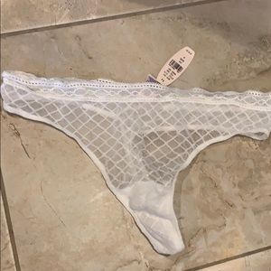 💜 2/$10 NWT Victoria’s Secret white lace thong